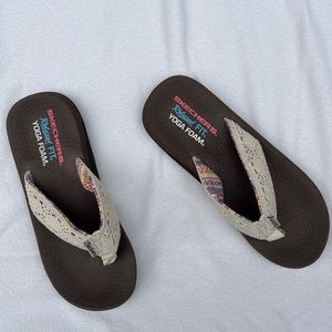 size 9 sketchers flip flops